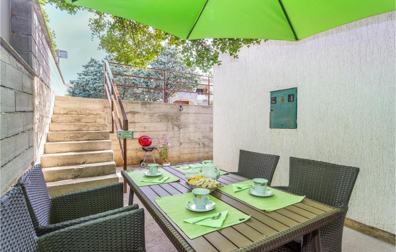 2 Bedroom Cozy Apartment In 奥米沙利 外观 照片