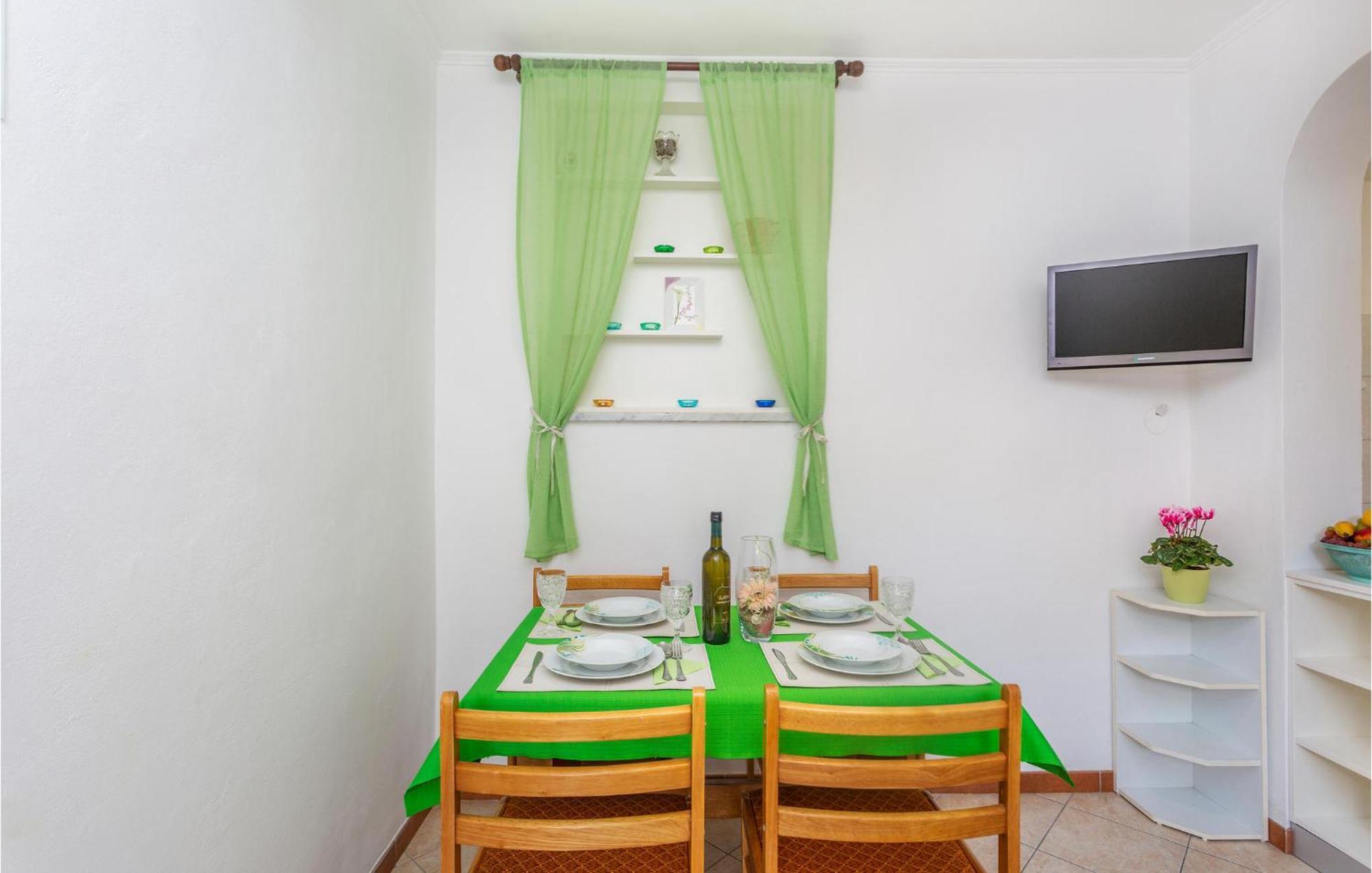 2 Bedroom Cozy Apartment In 奥米沙利 外观 照片